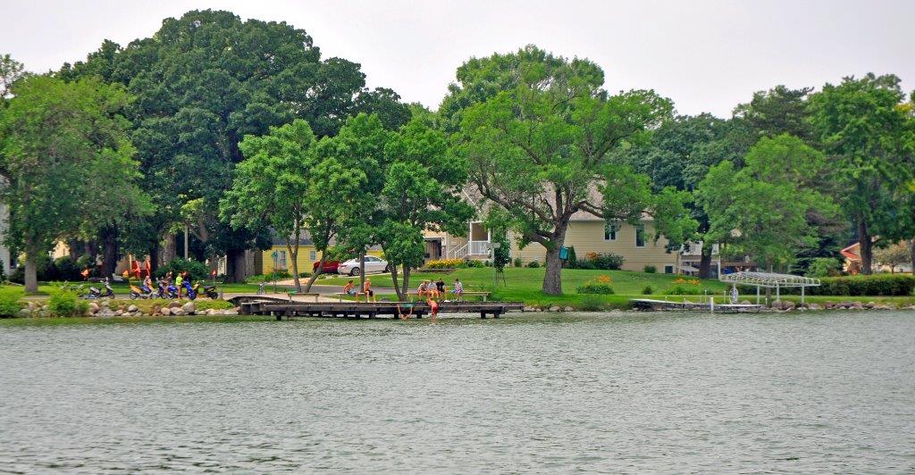 swimmers-on-dock-five-island-lake-emmetsburg